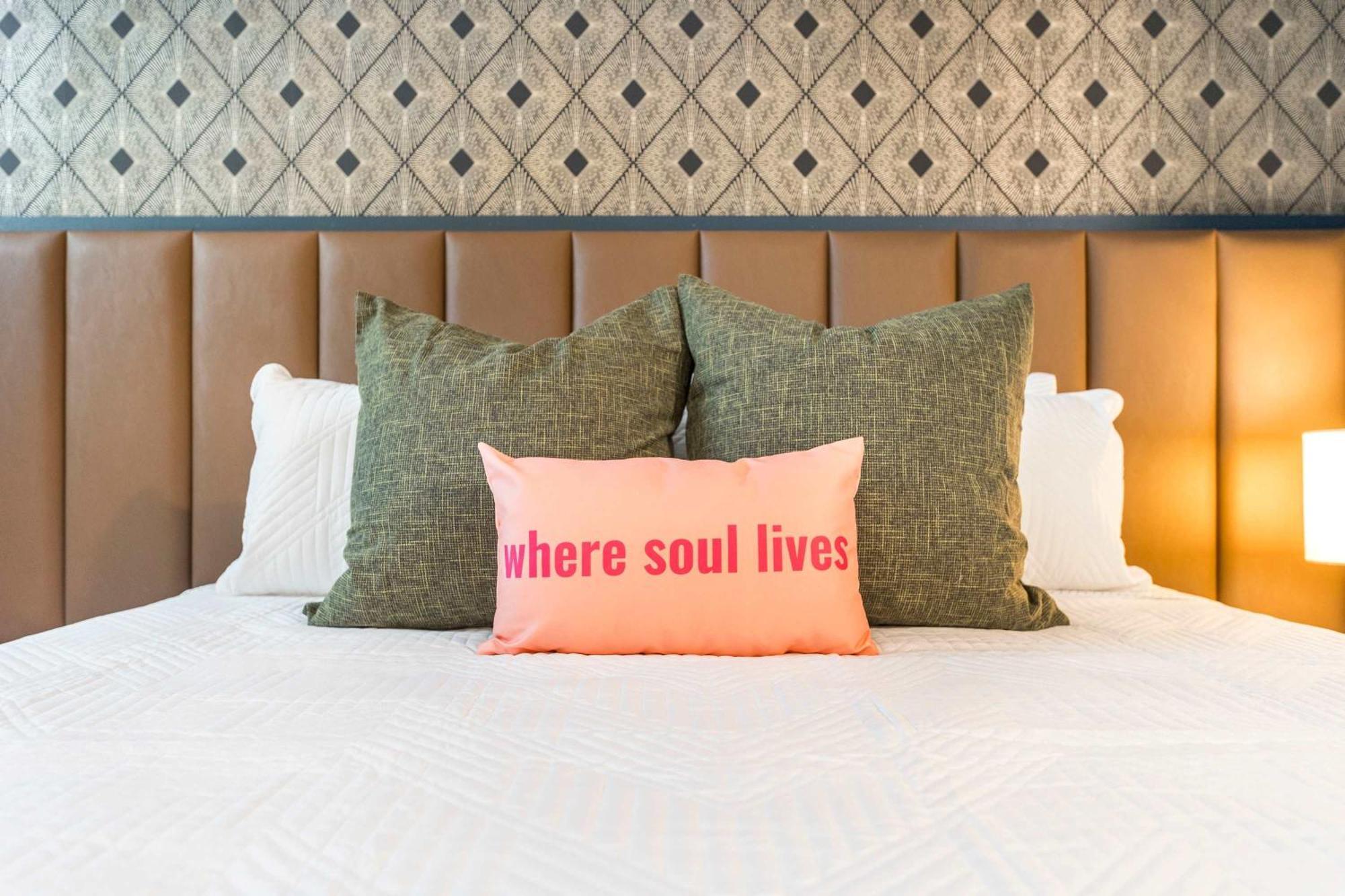 Elegant Downtown Escape With Luxe Vibes Apartment Macon Luaran gambar